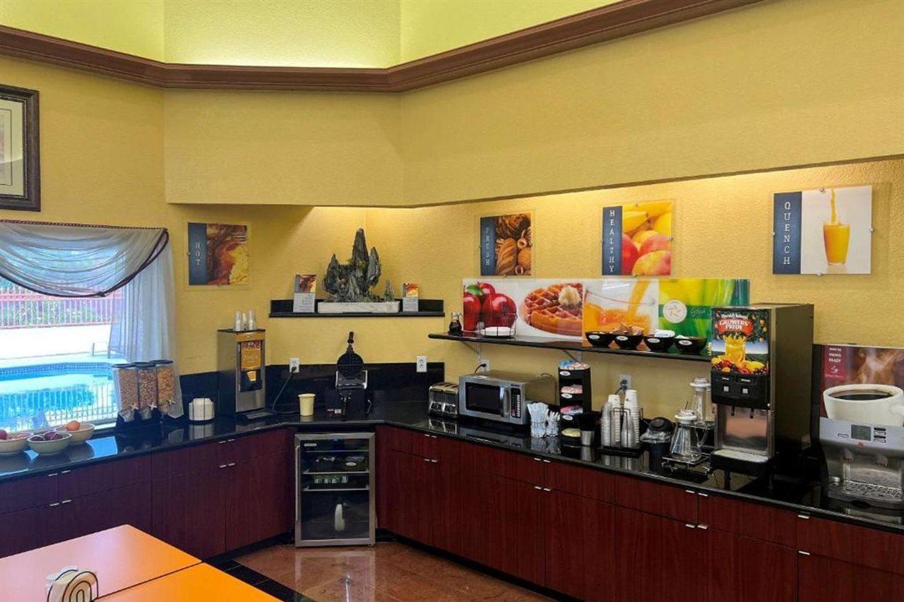 Quality Inn & Suites Сайпръс Екстериор снимка