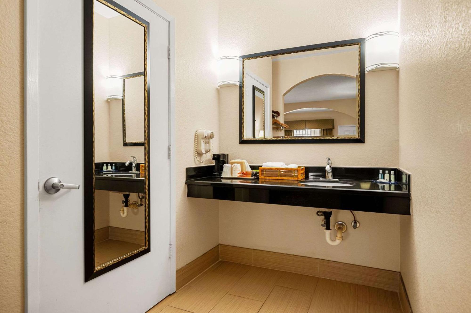 Quality Inn & Suites Сайпръс Екстериор снимка