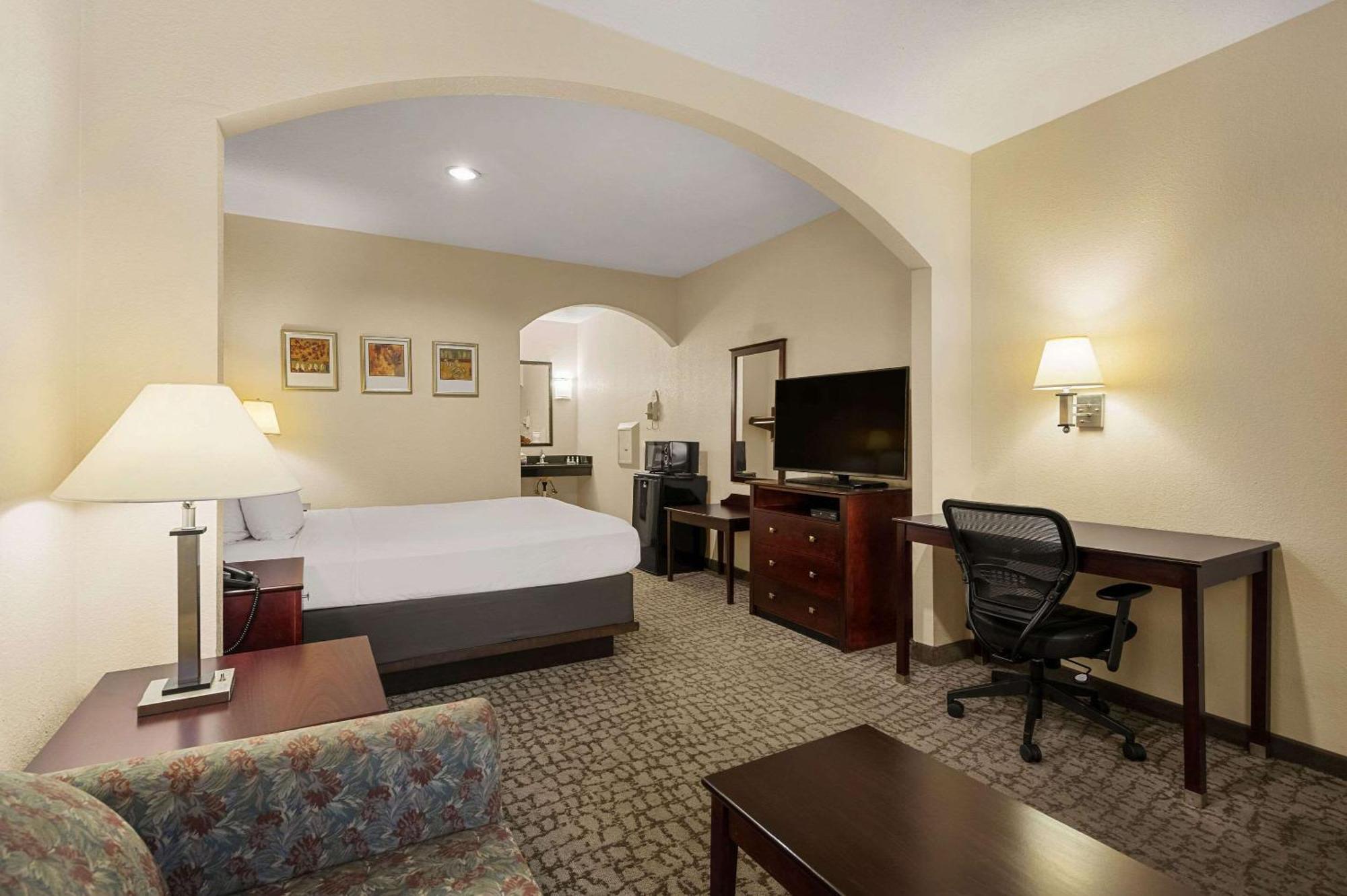 Quality Inn & Suites Сайпръс Екстериор снимка