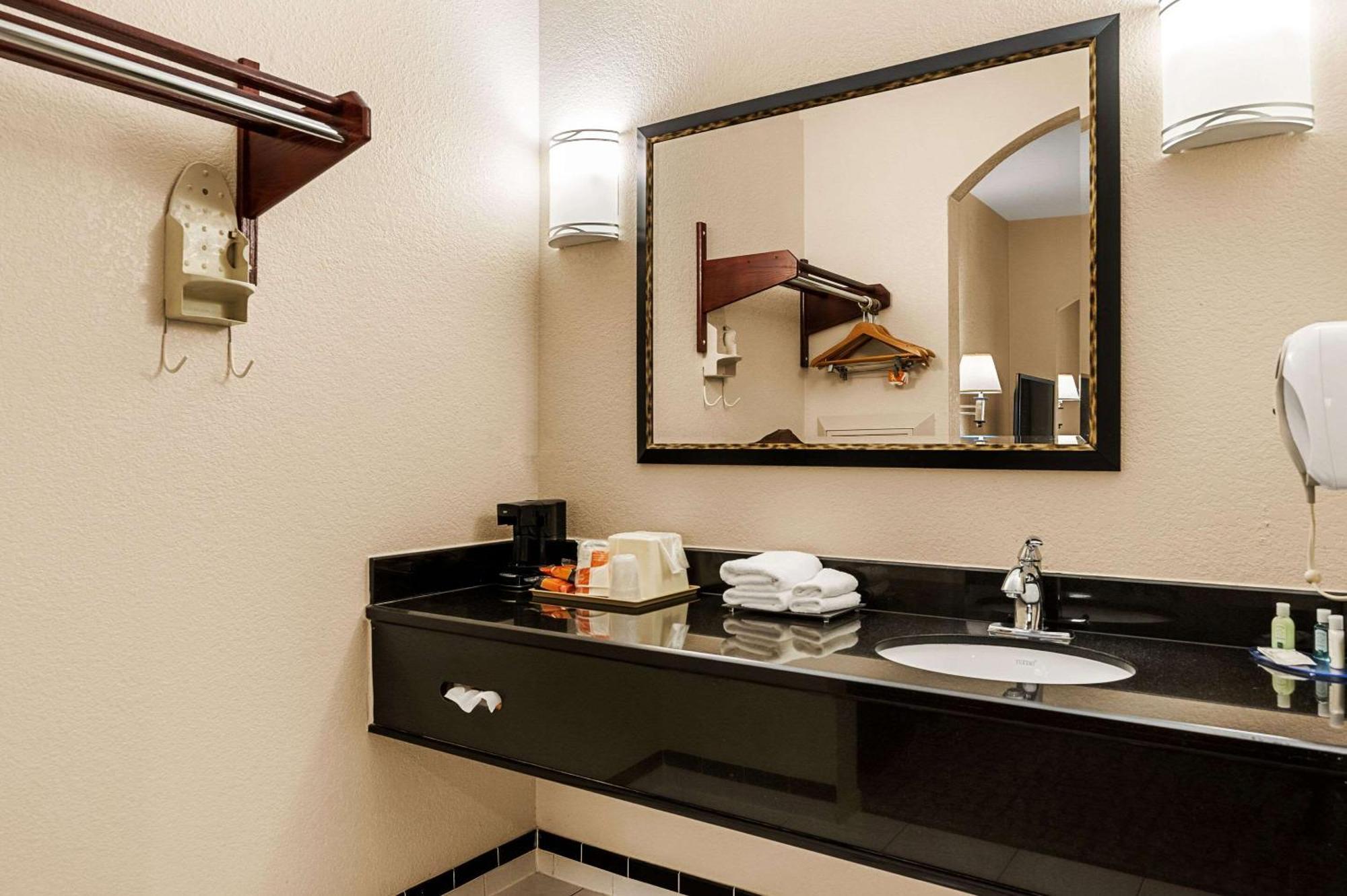 Quality Inn & Suites Сайпръс Екстериор снимка