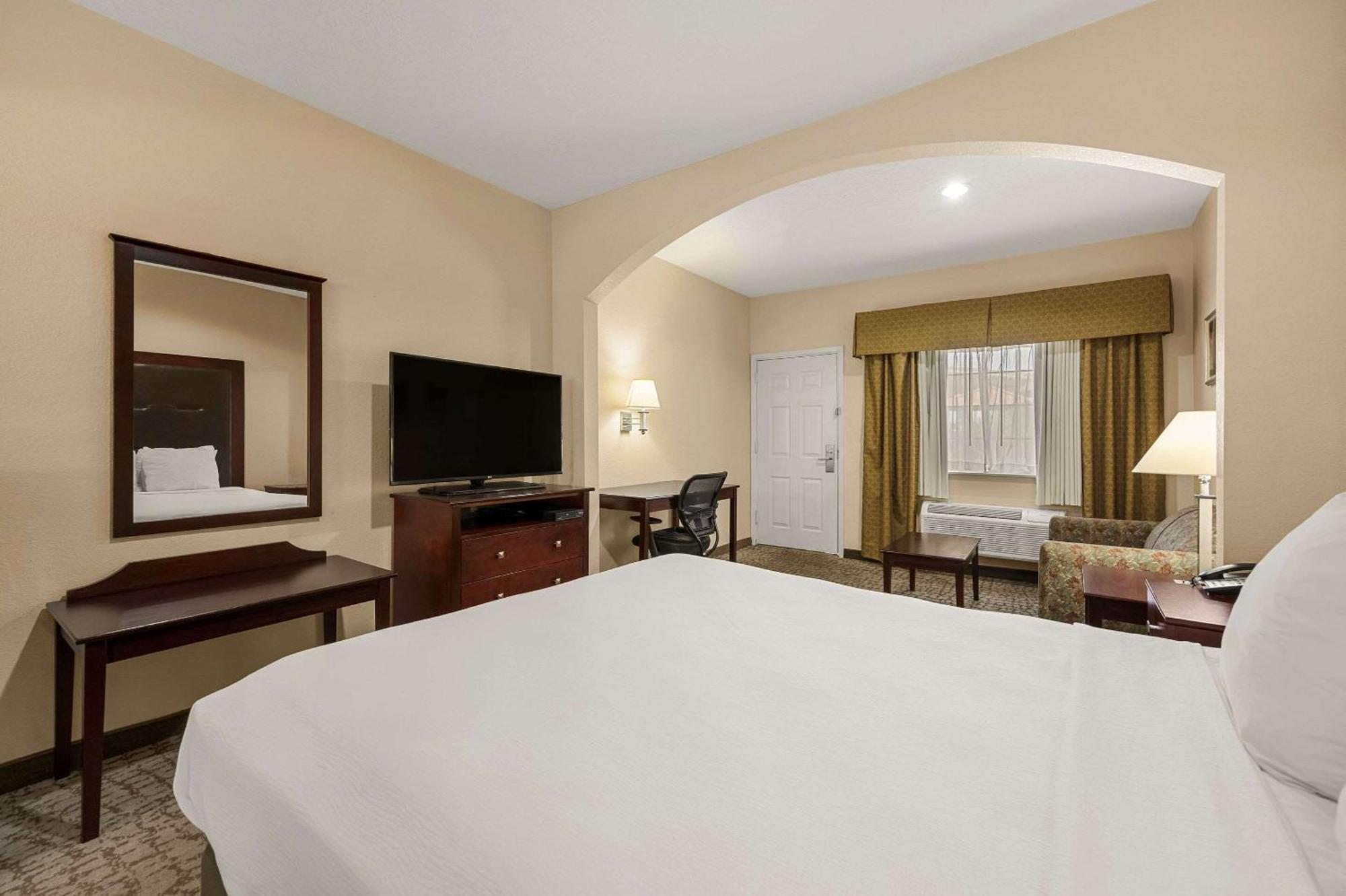 Quality Inn & Suites Сайпръс Екстериор снимка